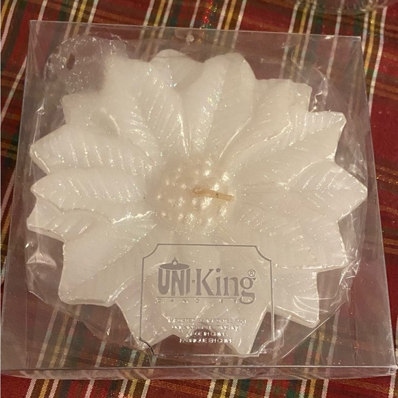New white poinsettia candle - Picture 1 of 7